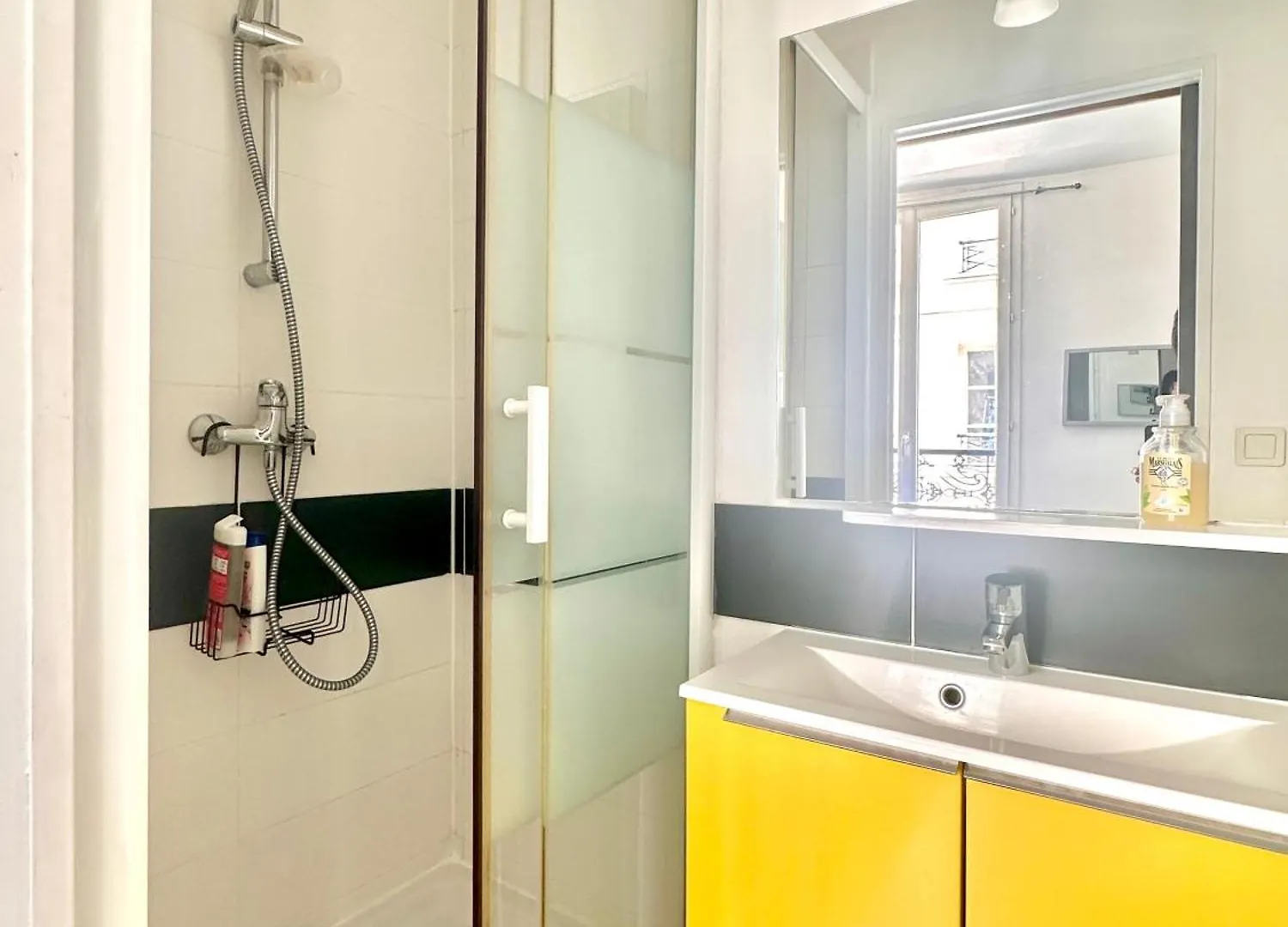 Comfortable And Secure Montmartre Berthe Apartment Paris